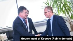 Emisari evropian për dialogun, Mirosllav Lajçak, gjatë një takimi në Prishtinë me kryenegociatorin e Kosovës, Besnik Bislimi. 