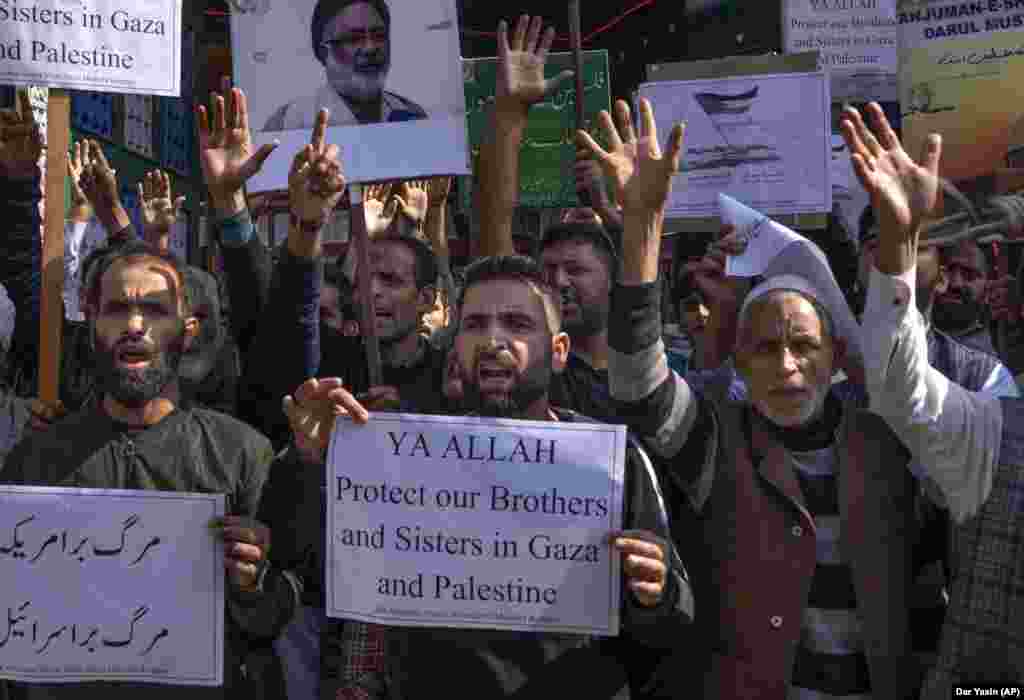 Učesnik protesta u Kašmiru protiv izraelske vojne operacije u Gazi nosi natpis "Zaštitite našu braće i sestre u Gazi", Srinagar, Indija, 13. oktobar 2023.