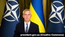 «Що ми точно знаємо, так це те, що те, що відбувається за столом переговорів, нерозривно пов’язане з ситуацією на полі бою», – сказав Єнс Столтенберґ 