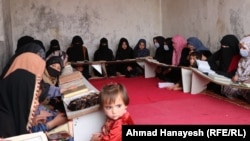 Vajzat afgane duke ndjekur mësimet fetare në një medrese private në provincën Parvar. Që nga rikthimi në pushtet, talibanët kanë shndërruar dhjetëra shkolla e universitete publike në seminare islamike. 