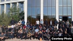 "Өзенмұнайгаз" кеңсесі алдында наразылық жасап тұрған мұнайшылар. Жаңаөзен, 28 сәуір 2023 жыл.