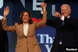 Președintele SUA Joe Biden și candidata democrată la președinție și vicepreședintele SUA Kamala Harris gesticulează în timpul primei zile a Convenției Naționale Democrate (DNC) în Chicago, Illinois, SUA, 19 august 2024.
