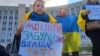 У багатьох містах України у неділю, 12 листопада, відбулись акції на підтримку демобілізації військових – на фото дружини військовослужбовців ЗСУ на пікеті у Дніпрі