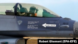 Një pilot rumun i F-16 në ceremoninë e hapjes së Qendrës evropiane për Trajnimin e pilotëve për F-16 (EFTC) në Rumani. 