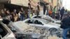 Njerëzit mblidhen në vendin e ngjarjes të një sulmi raketor izraelit në jug të Bejrutit, Liban, 20 shtator 2024.