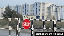 Ýagdaýlardan habarly ýerli synçy Gökdepä döwlet derejesinde üns berilmeginiň sebäbini ýurtda prezidentden başlap, täsirli döwlet emeldarlaryň aglabasynyň şu sebitden bolmagy bilen baglanyşdyrýar. (Illýustrasiýa suraty)