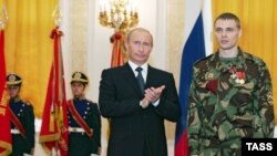 Vladimir Putin l-a decorat cu medalia Pentru Curaj pe căpitanul Andrei Pelihova din trupele de interne ale Federației Ruse, la o recepție în onoarea personalului unităților cu destinație specială.