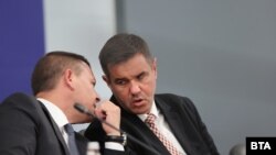 Вицепремиерът по икономическите политики и служебен министър на транспорта и съобщенията Христо Алексиев и министърът на икономиката и индустрията Никола Стоянов.