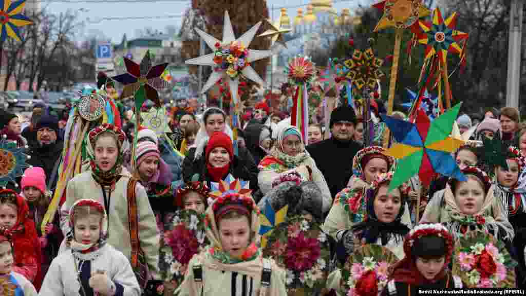 Fëmijë duke marrë pjesë në një ceremoni për Krishtlindje në Kiev, më 25 dhjetor.
