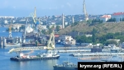 Sevastopol: Încărcarea rachetelor de croazieră Kalibr pe un submarin