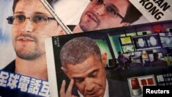 Фотографии Эдварда Сноудена и президента США Барака Обамы на страницах местных газет Гонконга, 11 июня 2013 года.