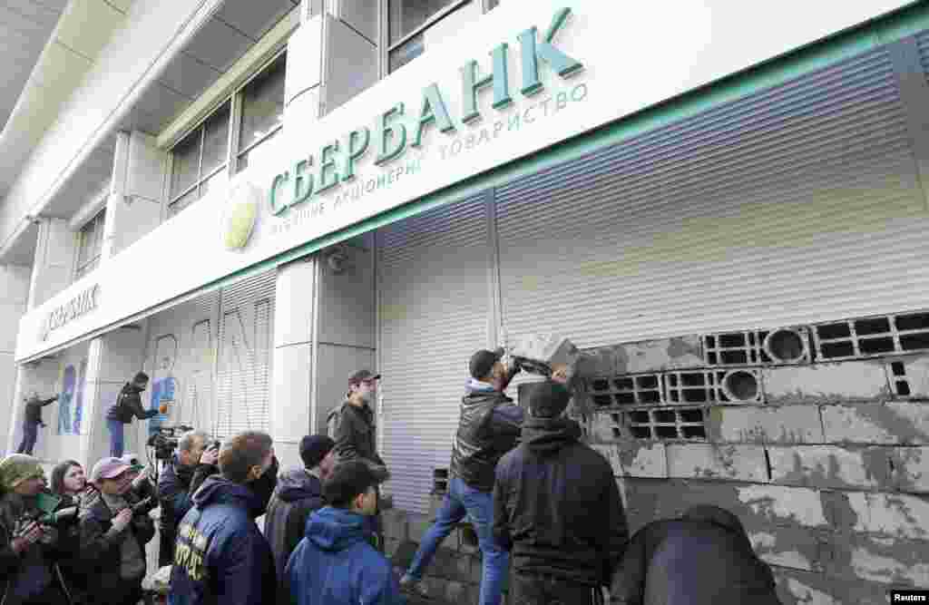 У Києві активісти пікетували головний офіс «Сбербанку», вхід замурували бетонними блоками. Київ, 13 березня 2017 року ПЕРЕГЛЯНЬТЕ ВІДЕО чи ФОТОГАЛЕРЕЮ