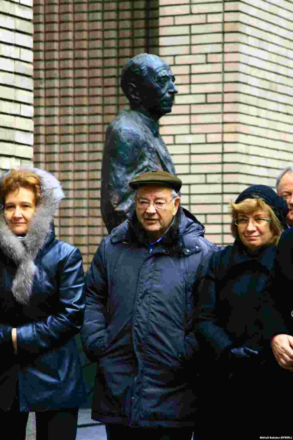 Основатель "Вымпелкома" Дмитрий Зимин ( в центре) у памятника Дмитрию Лихачеву