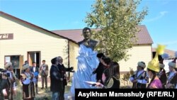 20 ғасыр басындағы Алаш қозғалысының жетекшісі Әлихан Бөкейханның ескерткіш мүсіні ашылды. Қарағанды облысы Ақтоғай ауданы, Шабанбай би ауылы. 25 қыркүйек 2021 жыл.
