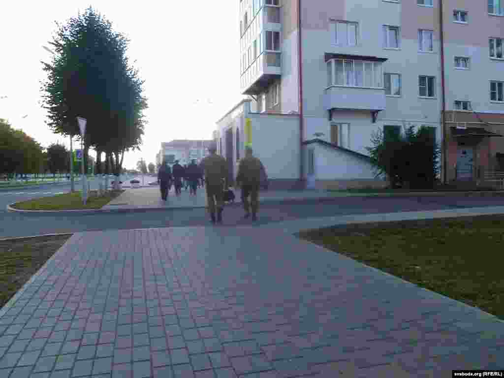 «Аварыйшчыкаў» вядуць на працу. Грамаду асуджаных суправаджаюць двое кантралёраў