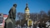 Monumentul lui Vladimir Lenin văzut în centrul orașului Comrat, Moldova, martie 2022