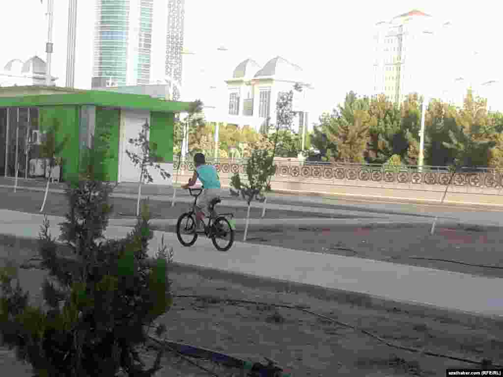 Aşgabat. Köçede tigir sürýän oglan. Iýul, 2020. 
