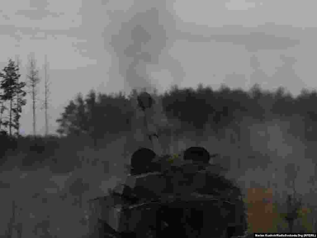 Artileria ucraineană trage asupra unui grup de trupe rusești la nord de Kiev, în apropiere de Makariv, la 6 martie.