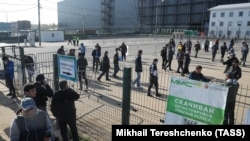 Moskwa. Bosgun merkeziniň öňündäki migrantlar. 2021
