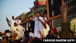 کېپټن صفدر د خپل ګوند مسلم لیګ ن یوې احتجاجي غونډې ته وینا کوي.