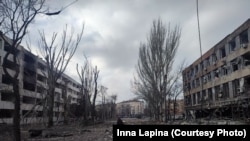 Наслідки обстрілів із боку російських військ у Маріуполі