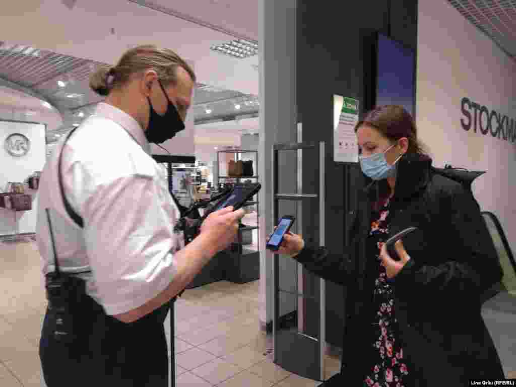 Este necesar pașaportul vaccinal sau dovada unui test COVID pentru acces. Sunt verificate nu doar certificatele, ci și actele de identitate, astfel încât ambele să aibă trecut același nume. 
