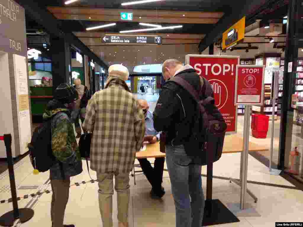 Cei mai mulți respecta noile reglementări. Cei care ar vrea să intre în mall ocolind aceste reguli pur și simplu nu sunt lăsați, oricât ar fi de nemulțumiți.