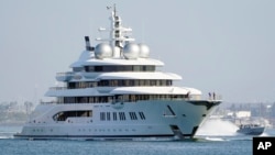 Az Amadea 2022. június 27-én behajózik a San Diego-öbölbe. A 325 millió dolláros szuperjachtot az Egyesült Államok foglalta le egy szankcionált orosz oligarchától