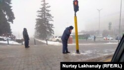 Қаңтар құрбандарын еске алу шарасы қарсаңында Республика алаңы маңында жүрген полиция қызметкері. Алматы, 5 қаңтар 2023 жыл.