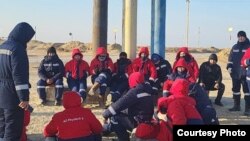 Аязда наразылық білдіріп тұрған Phystech 2 жұмысшыларының бір бөлігі. Олар кәсіпорын маңындағы далада ереуілдеп тұр. Маңғыстау облысы, 18 желтоқсан 2022 жыл. Азаттық оқырманы жіберген сурет.
