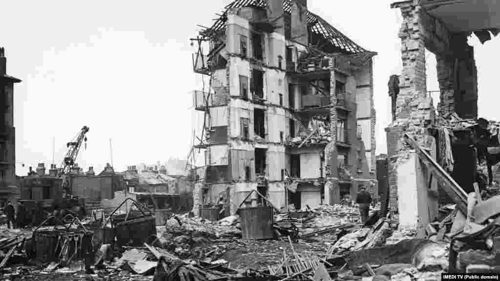 Romba dőlt lakóépületek a kelet-londoni Limehouse-ban 1945 márciusában egy német V2-es rakétatámadás után – Romba dőlt lakóépület Kijevben egy orosz támadás után 2022. március 18-án