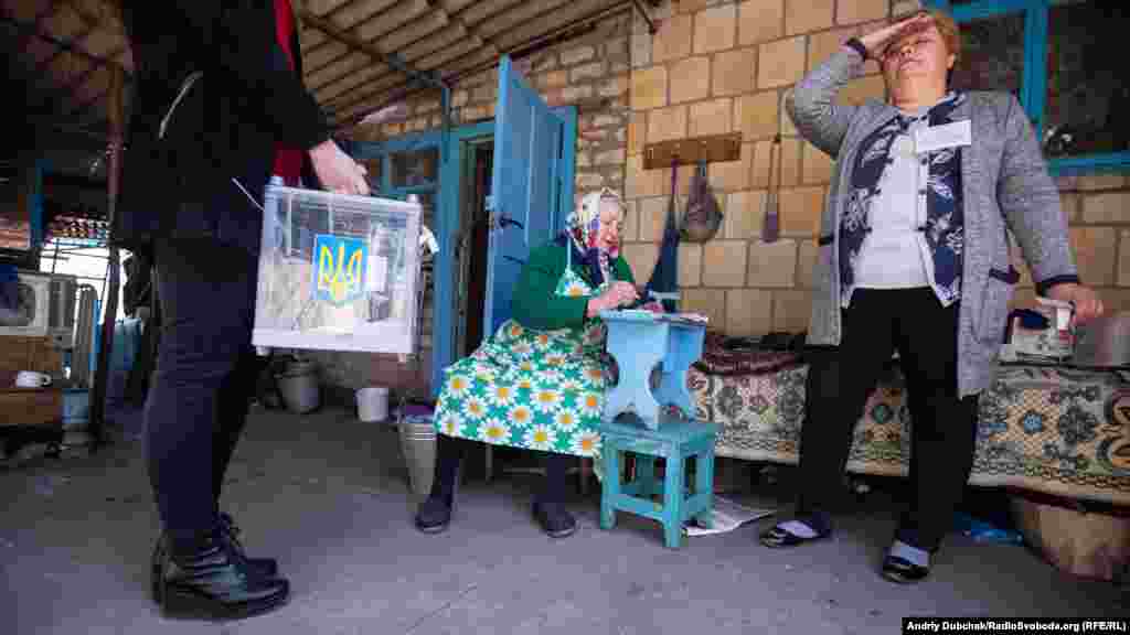 На одній з трьох дільниць у Новотроїцькому понад 50 людей подали заявки на забезпечення домашнього голосування. 