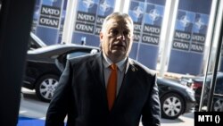 Orbán Viktor miniszterelnök a NATO-tagországok állam-, illetve kormányfőinek rendkívüli brüsszeli csúcstalálkozójára érkezik 2022. március 24-én.