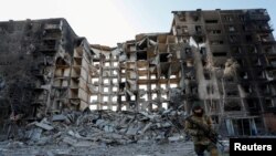 Уништени згради во Мариупол.