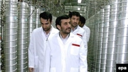 محمود احمدی‌نژاد در تاسیسات غنی‌سازی نطنز