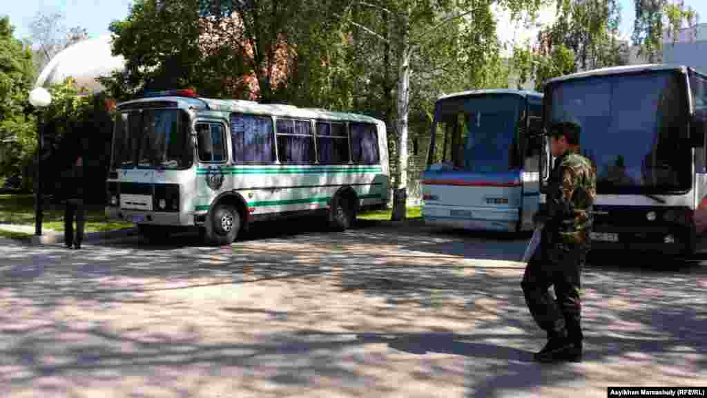 Алматыдағы "Сарыарқа" кинотеатры маңында тұрған полиция көліктері. 21 мамыр 2016 жыл.