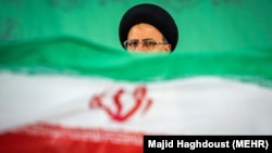 عدم استعفای ابراهیم رئیسی از ریاست قوه قضائیه این گمانه را تقویت کرده که او در حال استفاده از دستگاه قضایی برای برخورد با مخالفان انتخاباتی خود است.