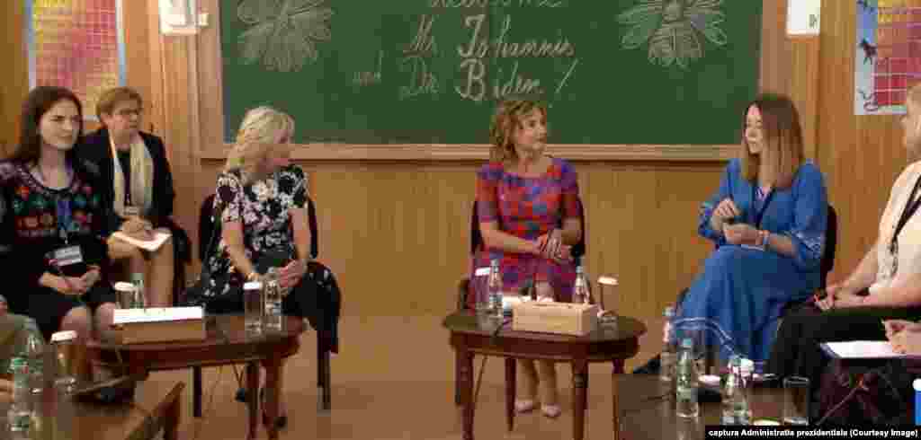 Jill Biden și Carmen Iohannis le-au încurajat pe refugiatele din Ucraina. „Vă iubim, sunteţi prietenii noştri. Suntem aici să vă alinăm durerea şi vrem cu adevărat să facem tot ce putem pentru a vă ţine în siguranţă", le-a spus Carmen Iohannis. 