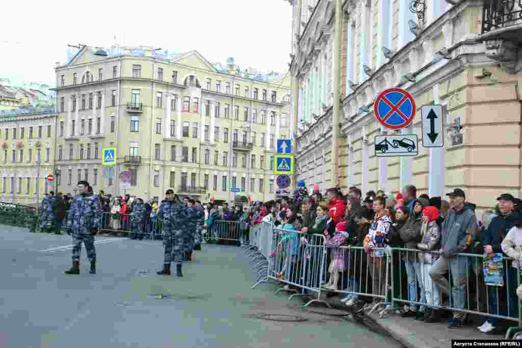 Жители и гости Петербурга посмотреть сам парад Победы на Дворцовой площади не смогли - территорию оцепили, а по периметру выставили полицию и сотрудников Росгвардии 