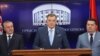 Presidenti i Republikës Sërpska, Millorad Dodik (në mes), kryeministrit Radovan Vishkoviq (djathtas) dhe kryetari i Asamblesë Kombëtare Nenad Stevandiq.