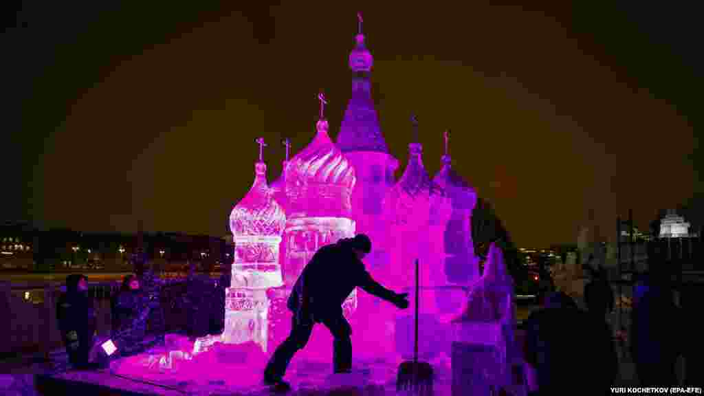 Sculptură de gheață la Festivalul zăpezii și gheții de la Moscova.