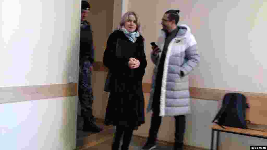 Maria Ponomarenko Az oroszországi Altaji területről származó újságírónőt 2023 februárjában hat év börtönre ítélték az orosz hadsereg „lejáratásáért”, miután beszámolt a mariupoli színház elleni 2022. márciusi légicsapásról. Ponomarenko, aki két kisgyermek édesanyja, azt állította, hogy az őrizetben töltött idő alatt többször bántalmazták, többek között egy „pszichiátriai” vizsgálat során akarata ellenére ismeretlen anyaggal injekciózták