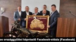 Debrecen korábbi polgármestere, Kósa Lajos fideszes képviselő 2020. júniusban osztotta meg ezt a képet a következő felirattal: "MotoGP-pálya épül Hajdúnánás mellett, 2023-ban már futamokat is rendezhetnek. "