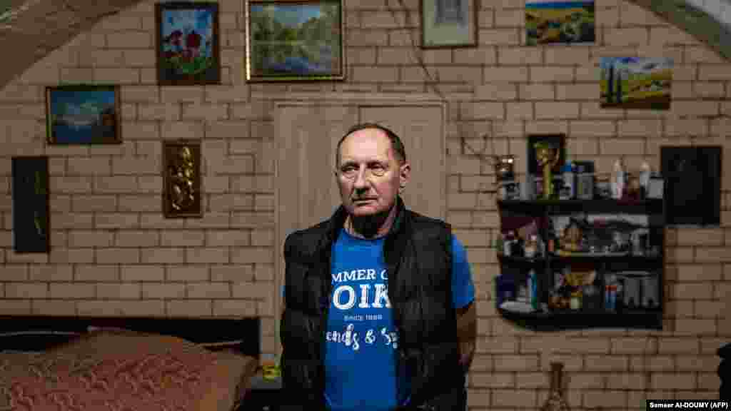 Néhány nappal a háború kitörése után az újszülött Nika és szülei is beköltöztek a zsúfolt pincébe. Plesan büszkén meséli, hogy ő volt az egyetlen, aki el tudta altatni a kisbabát, miközben robbanások hallatszottak a fejük felett