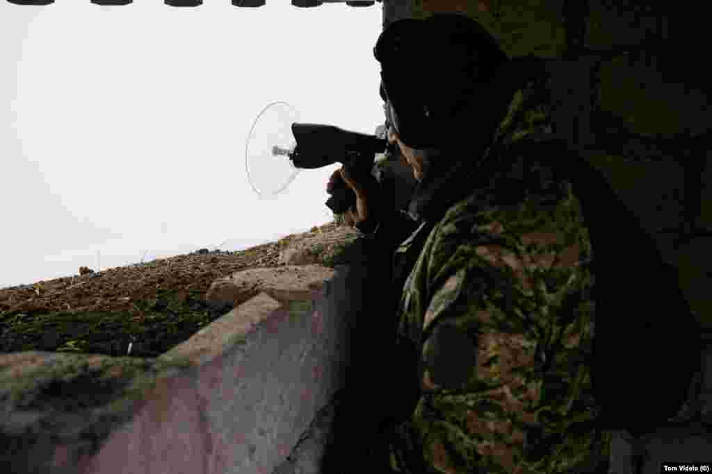 Un soldat armean folosește un dispozitiv de ascultare dintr-o poziție situată în apropierea blocadei Lacin în timpul unei zile cețoase din 21 decembrie. În unele puncte din apropierea frontierei de sud-est, avanposturile militare ale Azerbaidjanului și Armeniei se află la doar câțiva metri distanță. 
