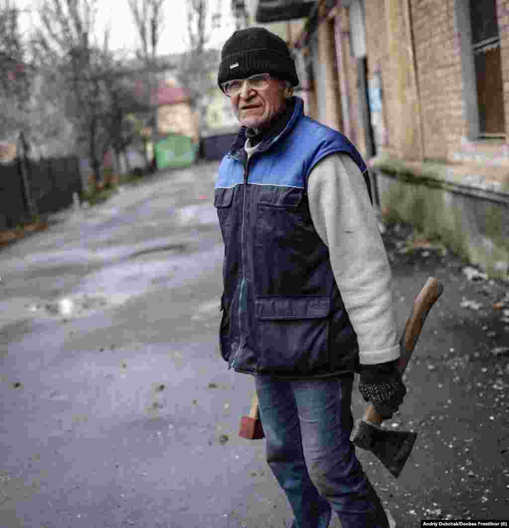 Жителите користат дрвја за загревање и за готвење храна во градот во првите редови. Во објава на социјалните мрежи, фотографот Андриј Дубчак вели дека експлозии се слушаат „секоја минута“ во центарот на Бахмут.