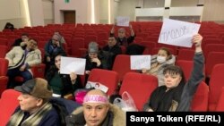Граждане, требующие пересмотра неправосудных, по их мнению, судебных актов, в офисе партии «Нур Отан» объявили голодовку. Нур-Султан, 10 февраля 2020 года.