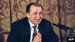 În iulie 1990, la o lună după „mineriadă”, președintele Ion Iliescu cerea Occidentului să înțeleagă România „cu slăbiciuni cu tot”, dând vina pentru marile tulburări de stradă pe „moștenirea dictaturii” comuniste.
