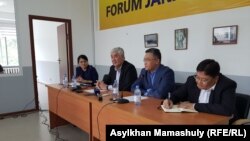 "Жаңа Қазақстан" форумының мүшелері журналистер сұрақтарына жауап беріп жатыр. 17 мамыр 2018 жыл.