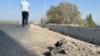 Нақшаҳо дар даст ва аз ду тарафи миз. Баҳс сари таъйини 6 дар сад аз марзи Тоҷикистону Қирғизистон